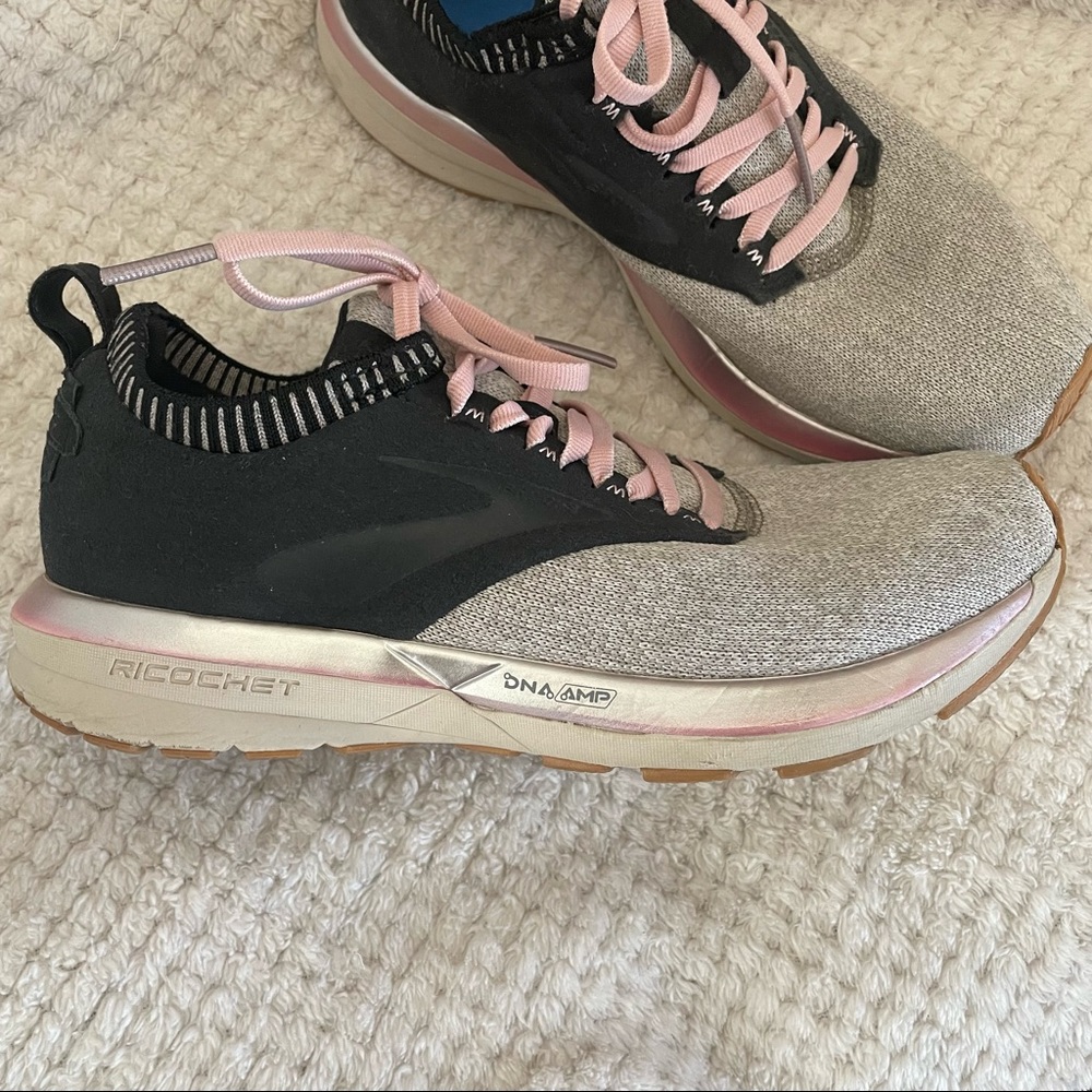 Brooks ricochet shoes women size 7.5 good condition - Picture 3 of 4
